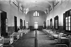 Una de les sales de malalts de l'Hospital de Sant Pau, a principis del segle XX.